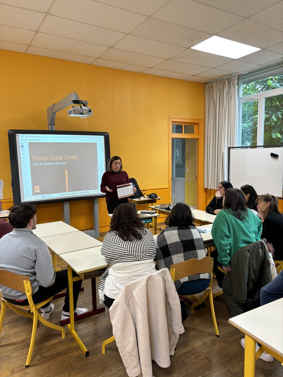 La ville de <a href="/Chalonsenchamp/">Chalons-en-Champagne</a> et <a href="/OrangeGrandEst/">Orange Grand Est</a> s’associent pour sensibiliser les enfants aux bons usages du #numerique 👍
Seconde session de formation à destination des animateurs périscolaires pour animer notre escape game « les magiciens du numérique » 🧙
#OrangeDigitalCenter