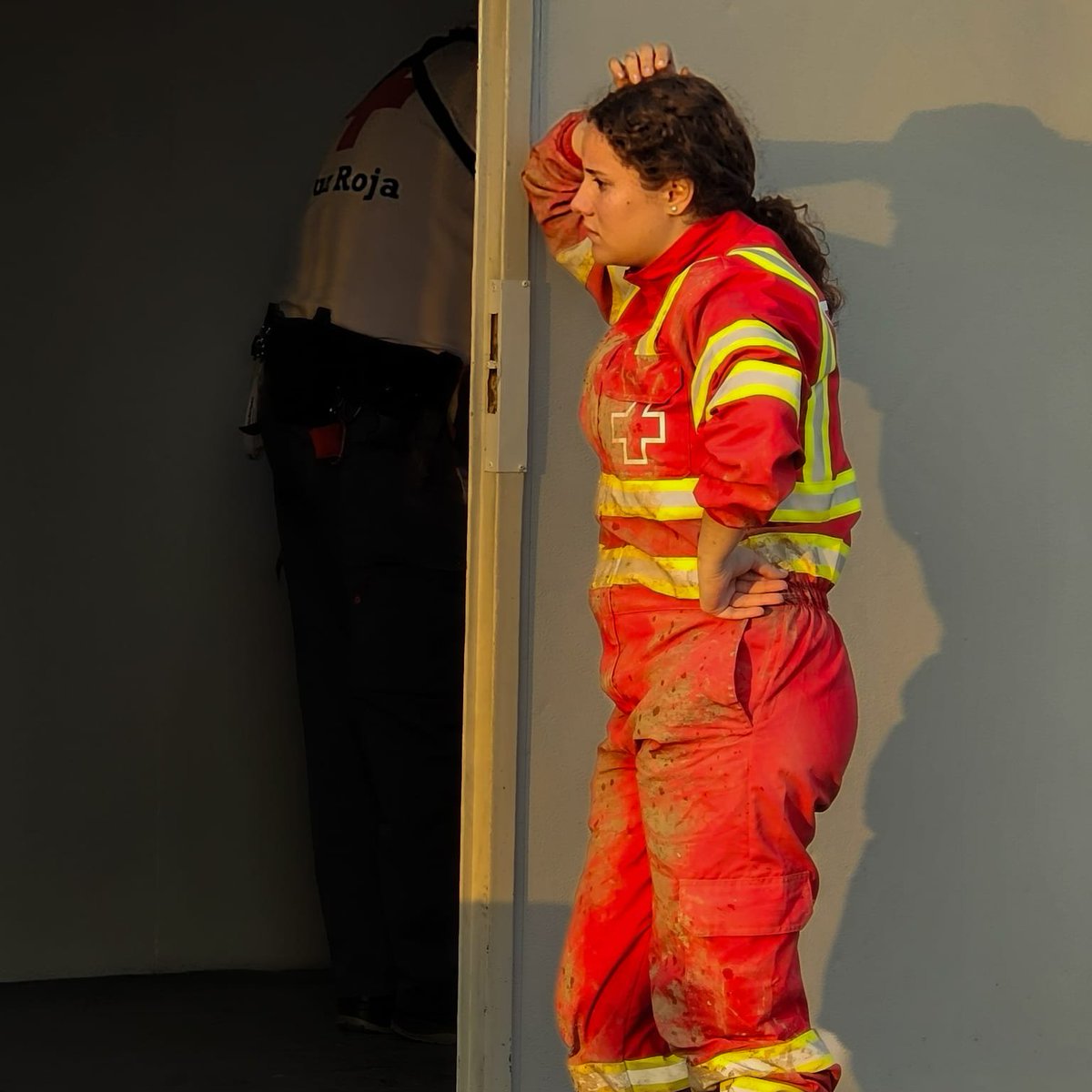 En estas fotos podrían estar cualquiera de los miles de personas que se han acercado a ayudar en Valencia y en otras zonas de España afectadas por la #DANA. Lo vivido ha sido traumático también para ellas. Habrá tiempo para analizarlo todo, pero ahora es momento de ayudar. Antes