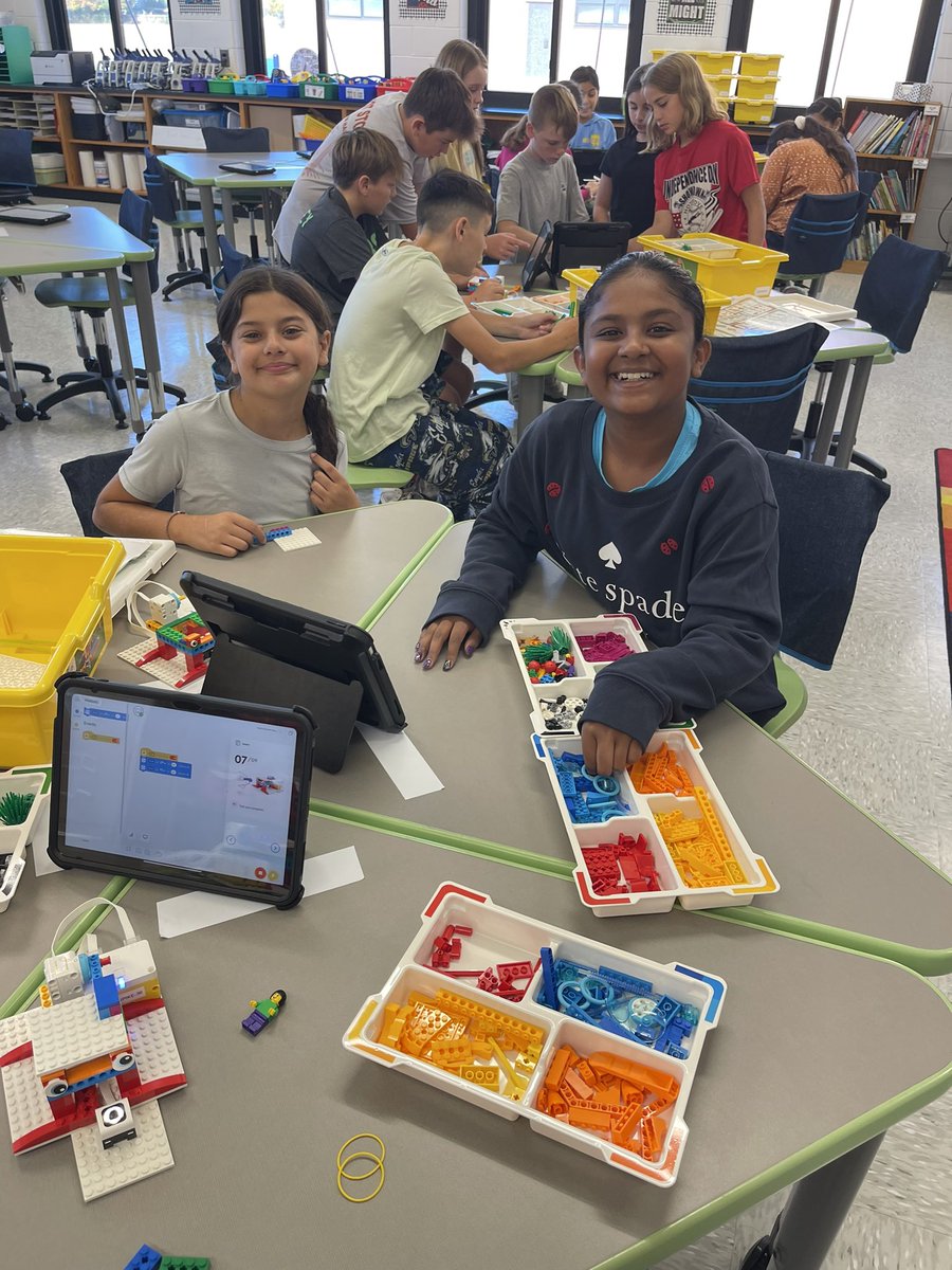MrsSiebenChris's tweet photo. STEM Lab to build the Lego Trash Monster!  @MDzSabatini @CBS_Bethpage  #WeAreBethpage 🟥🔶🟩🟡🔷 https://t.co/48OZzedFDj