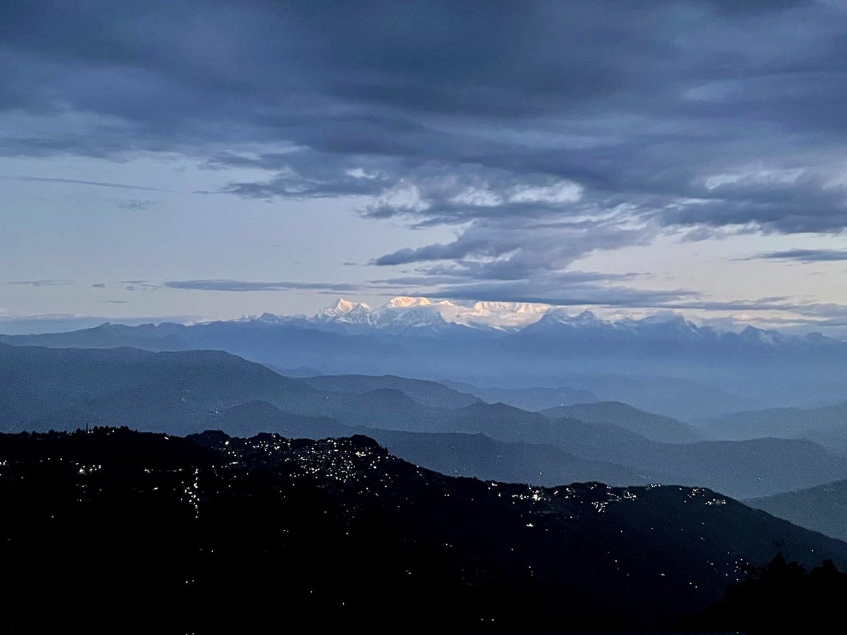Mahendra__09's tweet photo. Morning view🏔️🌄🌞 Tiger hill Darjeeling❤️(W.B.)🏞️☔🌍❤️💫
India's Highest Peak, Kanchenjunga visible from Darjeeling in West Bengal.🏔️💫
#tigerhill #darjeeling #hills #hillstation
#travelindia #documentary #hindistories #westbengaltourism #kanchenjunga https://t.co/5Vgn522fZo