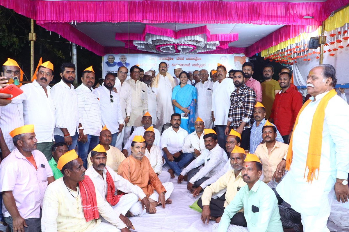 BasanagoudaBJP's tweet photo. #3ನೇ #ದಿನದ #ಧರಣಿ; #ವಿವಿಧ #ಸಮಾಜಗಳು, #ಸಂಘಟನೆಗಳಿಂದ #ಬೆಂಬಲ

ವಿಜಯಪುರ ಜಿಲ್ಲಾಧಿಕಾರಿ ಕಚೇರಿ ಹತ್ತಿರ ವಕ್ಪ್ ಕಾಯ್ದೆ ವಿರೋಧಿಸಿ ನಡೆಯುತ್ತಿರುವ ಅನಿರ್ಧಿಷ್ಟ ಅವಧಿ ಅಹೋರಾತ್ರಿ ಧರಣಿಯ 3ನೇ ದಿನವಾದ ಇಂದು ಭಾರತೀಯ #ದ್ರಾವಿಡ ದಲಿತ ಸೇನೆ ಪದಾಧಿಕಾರಿಗಳು, #ಡಾ.ಬಿ.ಆರ್.ಅಂಬೇಡ್ಕರ್ ಯುವ ಬ್ರಿಗೇಡ್ ಇಬ್ರಾಹಿಂಪುರ ಗೇಟ್ ವಿಜಯಪುರ ಪದಾಧಿಕಾರಿಗಳು, #ವಿಠ್ಠಲ ರುಕ್ಮಿಣಿ ದೇವಸ್ಥಾನ ಅಭಿವೃದ್ಧಿ ಸಮಿತಿ ಮತ್ತು ಟ್ರಸ್ಟ್ ಕಮಿಟಿಯ ಪದಾಧಿಕಾರಿಗಳು, #ಶಿವಸಿಂಪಿ ಸಮಾಜ ಕಲ್ಯಾಣ ಸಂಘದ ಪದಾಧಿಕಾರಿಗಳು, #ಪಂಚಮಸಾಲಿ ಸಮಾಜ ಬಾಂಧವರು, #ಜಗಜ್ಯೋತಿ ಯುವ ಸಂಘದ ಪದಾಧಿಕಾರಿಗಳು, #ರೆಡ್ಡಿ ಸಮುದಾಯ ಬಾಂಧವರು, #ಭಾವಸಾರ ಕ್ಷತ್ರೀಯ ಸಮಾಜ ಬಾಂಧವರು, #ವಿಜಯಪುರ ನ್ಯಾಯವಾದಿಗಳ ಸಂಘದ ಪದಾಧಿಕಾರಿಗಳು ಹಾಗೂ #ಗವಳಿ ಸಮಾಜ ಬಾಂಧವರು, #ಕಲಬುರ್ಗಿ ಜಿಲ್ಲೆಯ ಆಳಂದ ತಾಲ್ಲೂಕಿನ ಕೊಡಲಹಂಗರಗಾ ಗ್ರಾಮದ 25 ಜನರು  ಧರಣಿ ಸ್ಥಳಕ್ಕೆ ಆಗಮಿಸಿ, ಹೋರಾಟಕ್ಕೆ ಬೆಂಬಲ ನೀಡಿದರು.