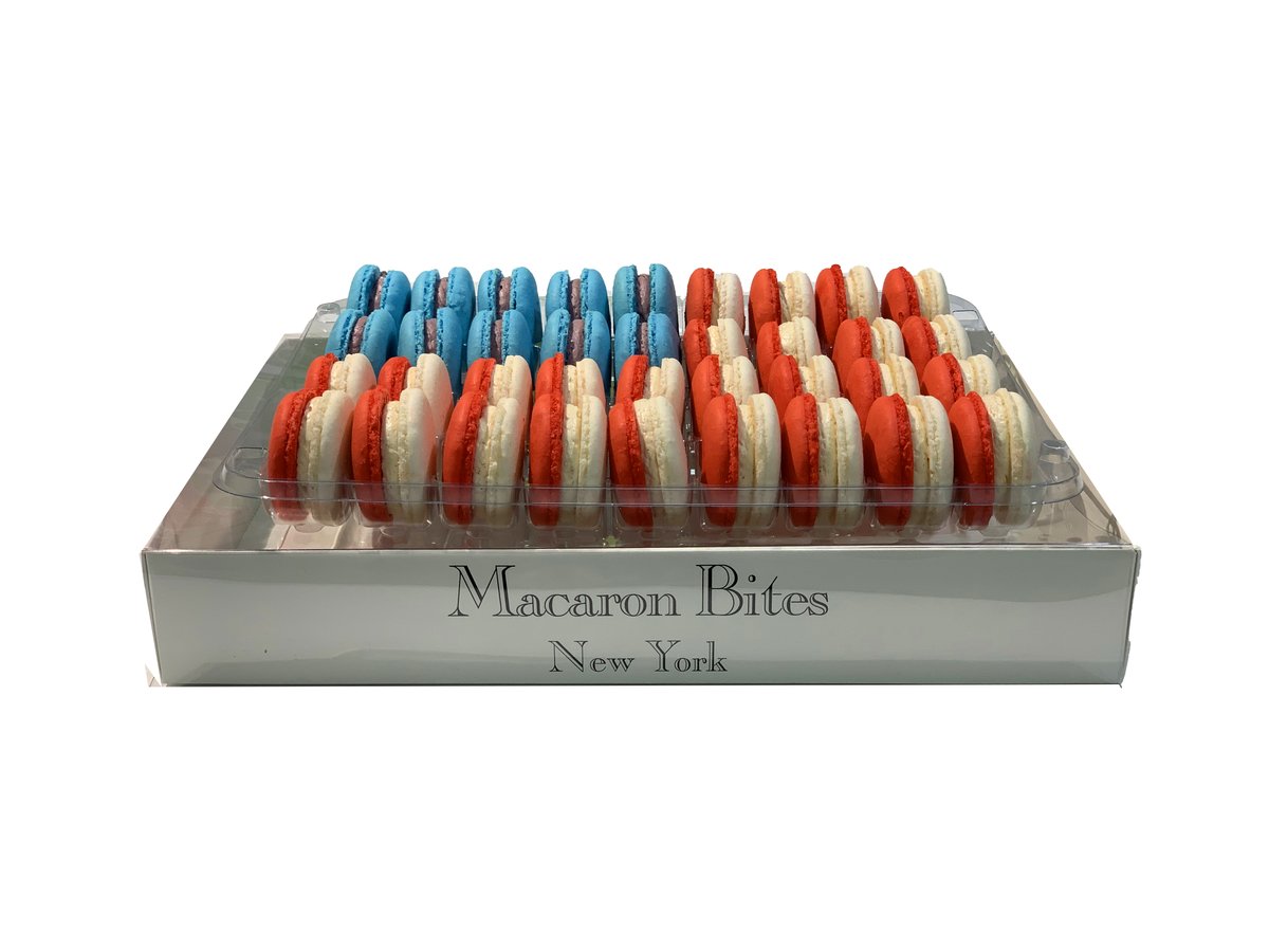 macaronbites's tweet image. Red, white &amp;amp; delicious! 🍓🤍💙 #MacaronBox #AmericanFlag #PatrioticDessert #USA #DeliciousBites #CelebrateUSA #SweetDelight 🎆🍪
