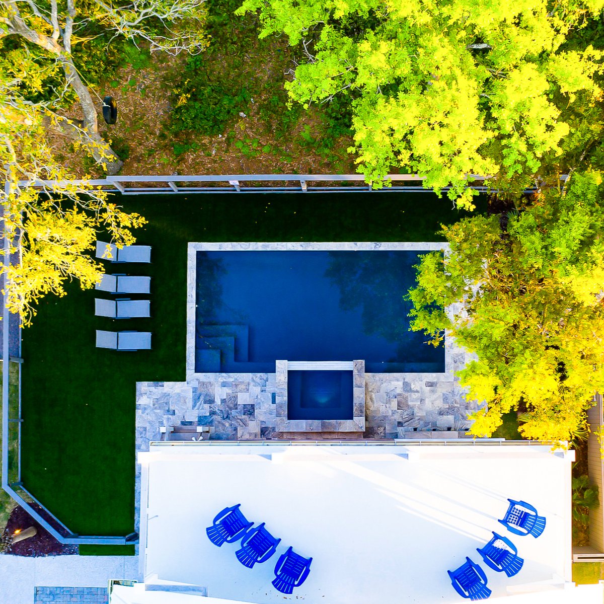 AquaBluePoolsSC's tweet image. Pool season only ends when you let it! 🍂 🏊 Ask our design team about elements like heated pools and spas that will help you enjoy your retreat year-round. 

Learn more: bit.ly/48xXuZV 

#HeatedPool #HeatedSpa #PoolFeatures