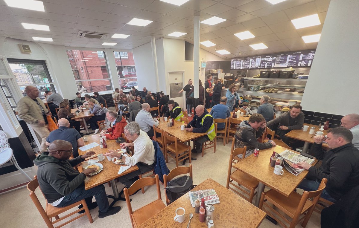 CSMKX's tweet image. breakfast for champions , plumbers, plasterers, Prison guards…

Breakout cafe teeming with workers today . #Pentonville #caledonianroad #callylife @islingtongztte #Islingtonlife