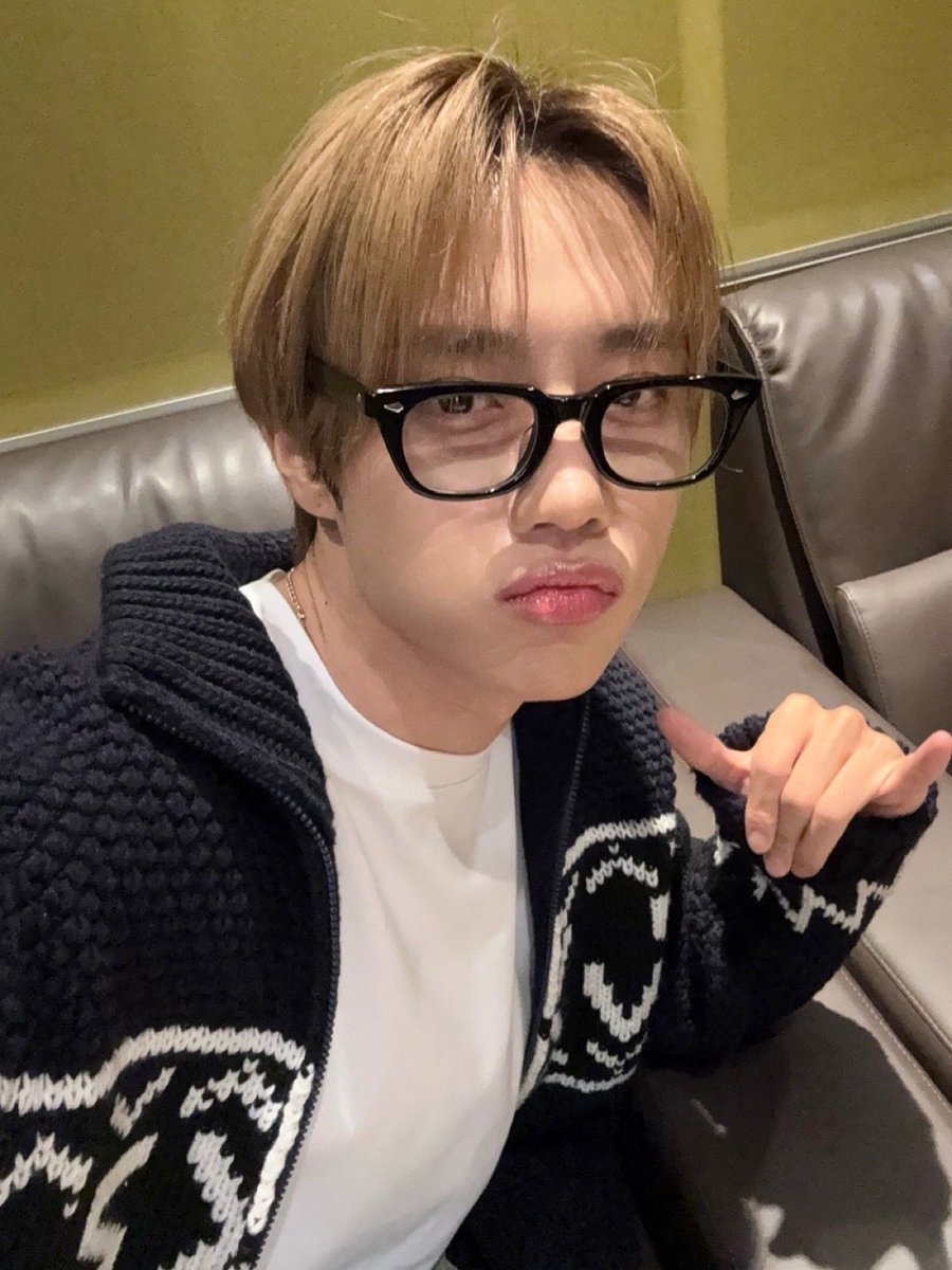 officl_theboyz's tweet photo. [📸] 더보이즈 선우 아이돌 라디오 DJ 완료🦝 대답해 줘 떤PT📱 더비는 매력 넘치는 떤디가 매일 궁금해🤓

#THEBOYZ #더보이즈
#SUNWOO #선우 https://t.co/YOXxIwIMWQ