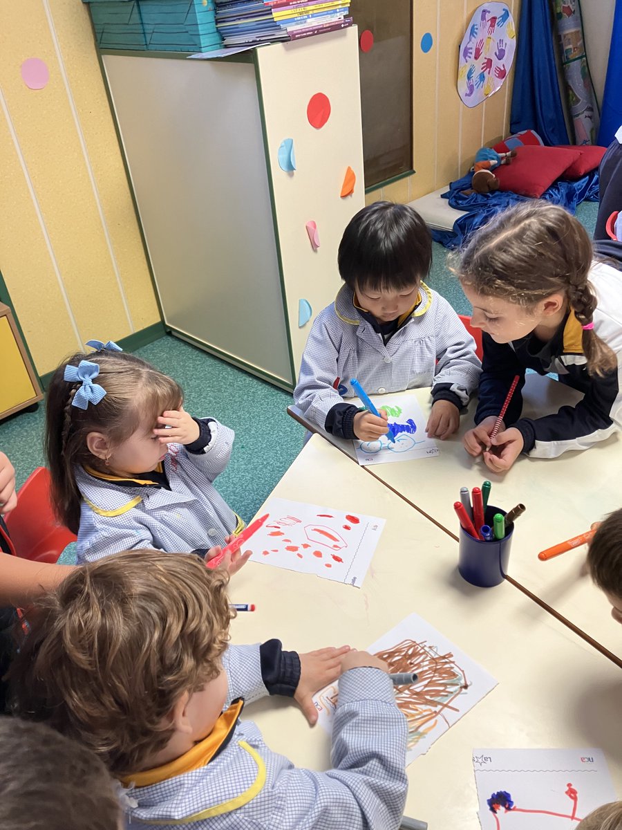 Primero de primaria visita a primero de infantil y observan cómo los más pequeños dibujan una silueta humana en nuestro proyecto Este museo está vivo. ¿Qué conclusiones sacamos de ello? ¿Hemos hecho un nuevo amigo/a?