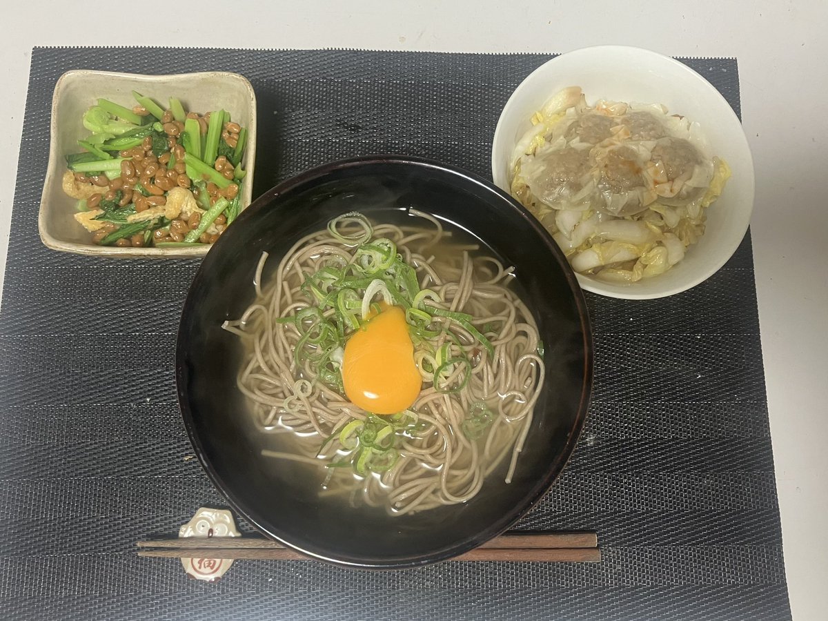 HideOji4953095's tweet photo. 今日の深夜食堂は
レンジでぺったんこの焼売
白菜の中華炒め
納豆小松菜の油炒め
ギリギリの形を保った月見蕎麦です。
 
 #社畜 
 #社畜料理 
 #社畜ごはん 
 #社畜食堂 
 #単身赴任パパ 
 #単身赴任料理 
 #自炊男子 
 #自炊記録
 #料理好きな人と繋がりたい 
#おうちごはん https://t.co/bdywd7Ylbv