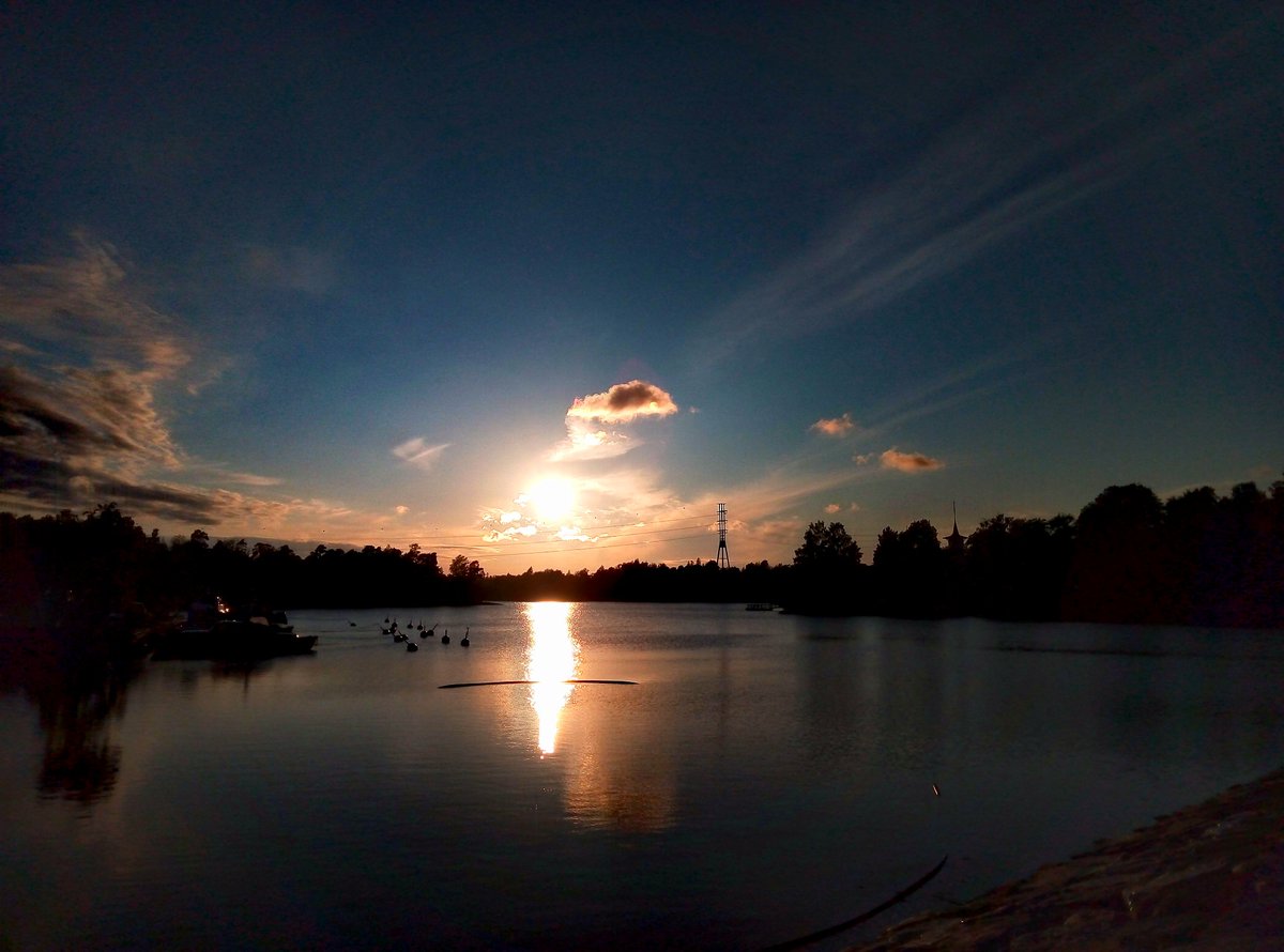 Minä pidän ihmisistä joilla on avoin mieli.
Ihmisistä jotka pystyvät sanomaan: Ai?
Niinkö? Vai niin. En tiennytkään.
Tuota en ole tullut ajatelleeksi.
- Eeva Kilpi