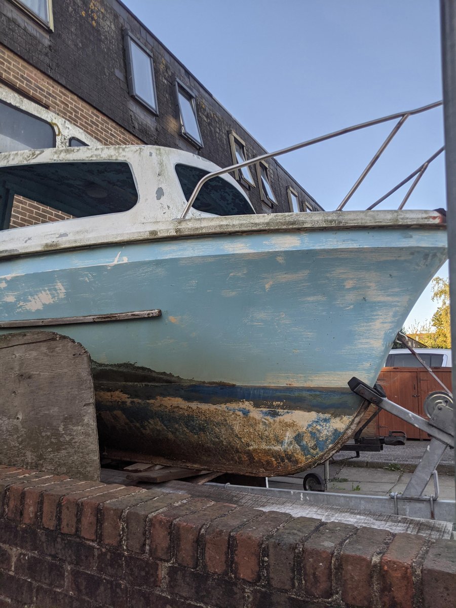 Thread on "accidental art" 🧵 

1. The wear and scuff marks on this boat look like a stunning  painting of an island in the sea