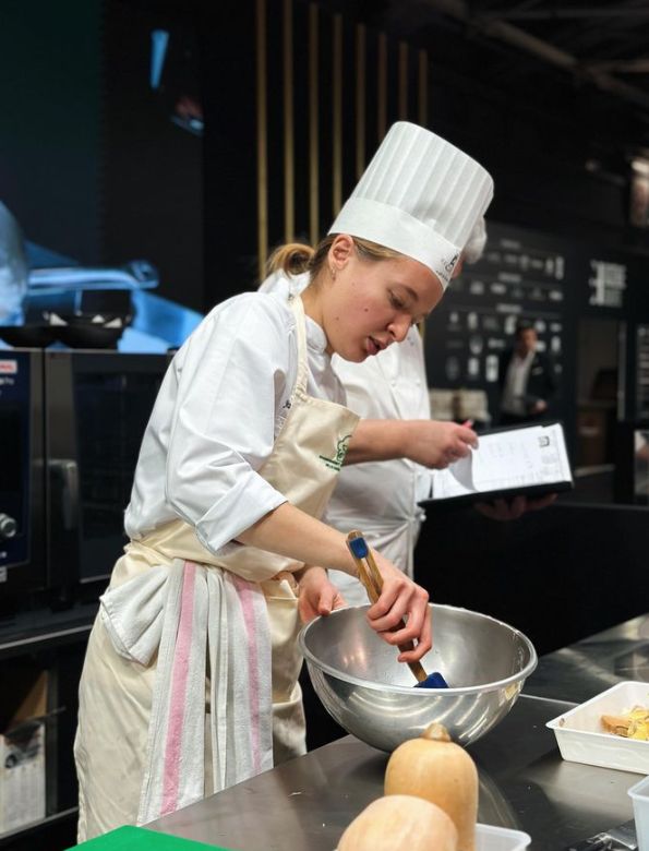 🌿 Lors du salon EquipHotel Paris, le 1er Championnat de France de Cuisine Végétale a eu lieu. Jeanne Regnault, étudiante, a remporté le titre. Les finalistes ont préparé des plats et desserts à base de banane, uniquement avec des ingrédients végétaux. Image <a href="/Equiphotelparis/">EquipHotel Paris</a>
