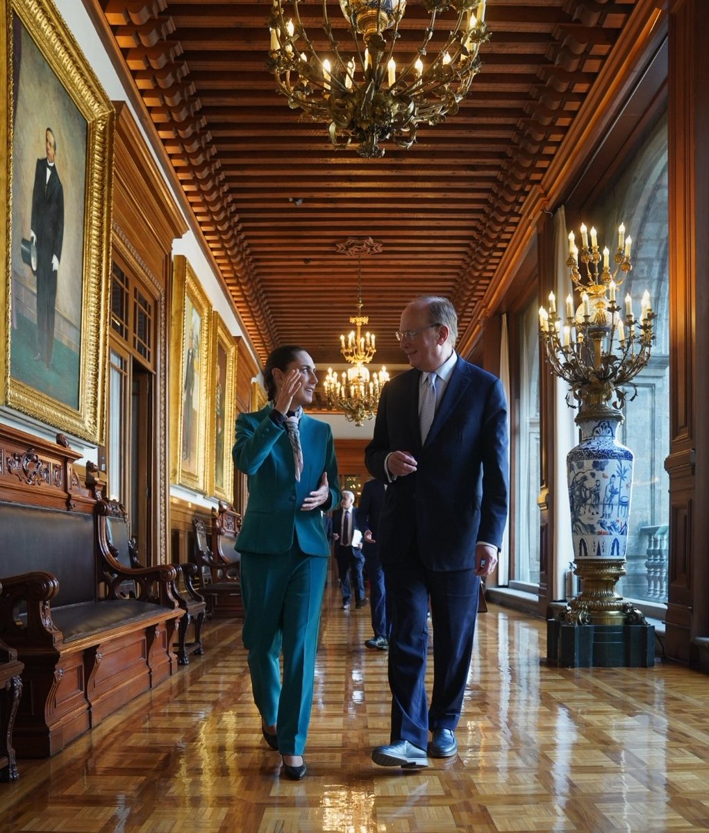 catrina_nortena's tweet photo. #AvanzaElPlanC
🚨 VISITA EN PALACIO NACIONAL Larry Fink del BlackRock el Fondo más Grande del Mundo 

Justo a unas horas de la victoria de Trump en EU para platicar acerca de T-MEC y del Nearshoring. En la política nada es Casualidad. 

NO le vayan a dar RT que le va a dar CHORRILLO a toda la fachiza apocalíptica...