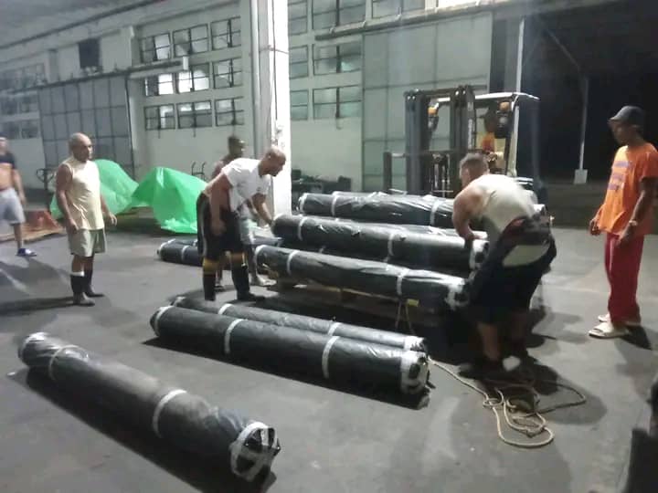 Se protegen los productos en los almacenes del sector ante el paso del huracán Rafael.