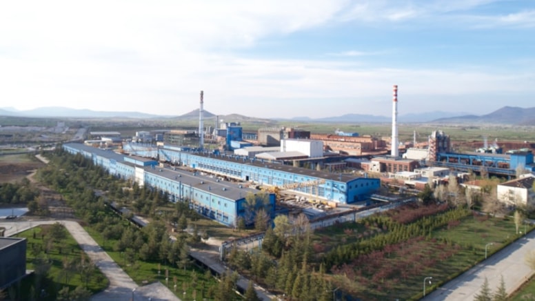 1973 yılında kurulan Seydişehir Alüminyum Tesisleri, depolarında malları, paraları, bir baraj ve maden sahalarıyla birlikte Saray'ın adamı Mehmet Cengiz'e veriliyor... CHP bunu kitlesel biçimde protesto edeceğine Ahmet Türk'ün peşi sıra dolaşıyor.
Tek başına iktidar, öyle mi?