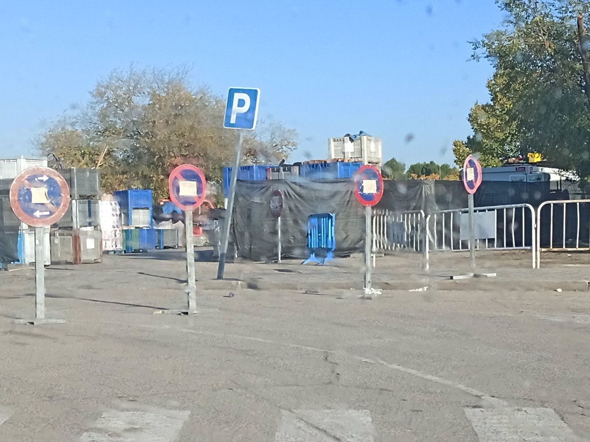 El <a href="/AytoLeganes/">Ayuntamiento de Leganés</a> deja que una empresa no deje pasar por donde cientos de padres y madres pasamos para llevar a nuestros hijos al colegio. No, a qué este espacio público solo se utilice por la empresa y sus clientes. No, a que se  priorice a empresas antes que a sus vecinos.