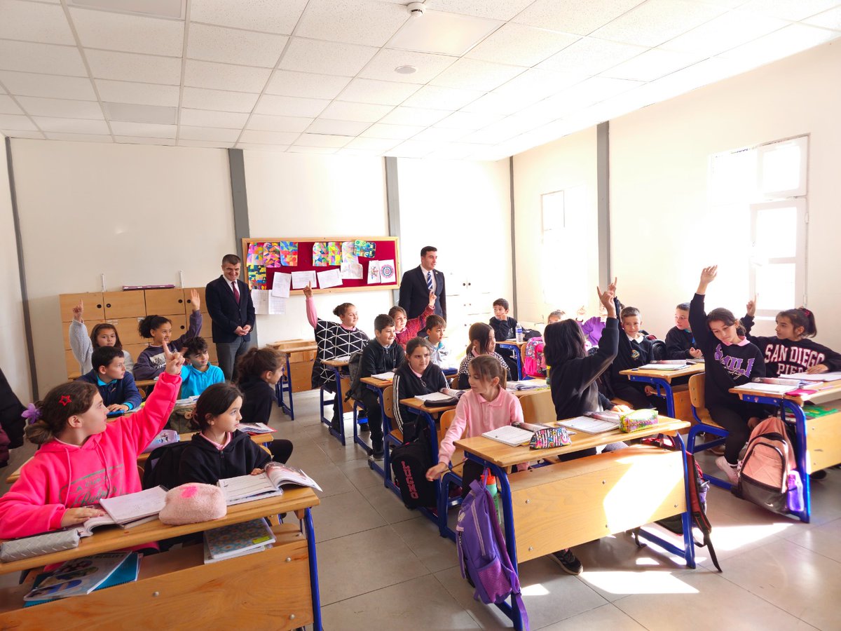 GurgentepeMEM's tweet photo. Sayın kaymakamımız Emre KAZANASMAZ, İlçe Milli Eğitim Müdürümüz Salih BAŞ ile Cumhuriyet Ortaokulunu ziyaret etti. Öğrencilerle sohbet ettikten sonra öğretmenlerle bir araya gelerek eğitim öğretim faaliyetleri hakkında bilgi aldı.
@tcmeb @Ordu_MEM @mfvargeloglu @SalihBas5252 https://t.co/YaAFV2ATDX
