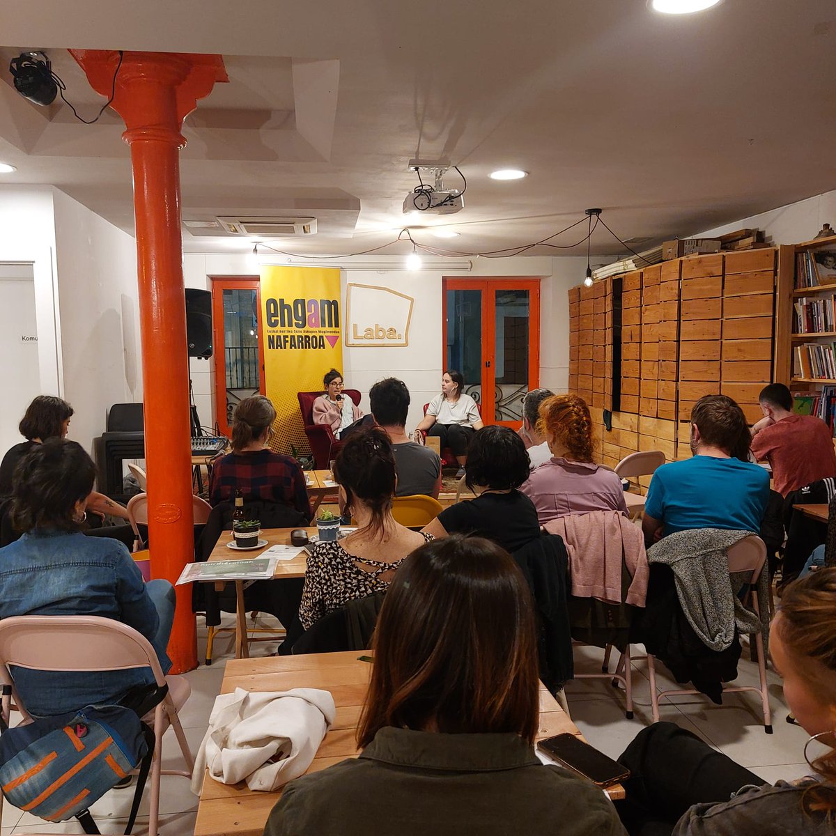 Atzo <a href="/labasarea/">LABA</a> n egon ginen, <a href="/EHGAM/">Ehgam 🔻</a> ek antolatutakoa Xoka solasaldietan 😊✨
Bilgune Feministaren  'Araka ditzagun gure bazterrak' liburua hizpide, euskal feminismotik Euskal Herri dekolonial bateranzko bidean egiten ari garen ariketa kolektiboa azaldu genuen. Martxan gara!