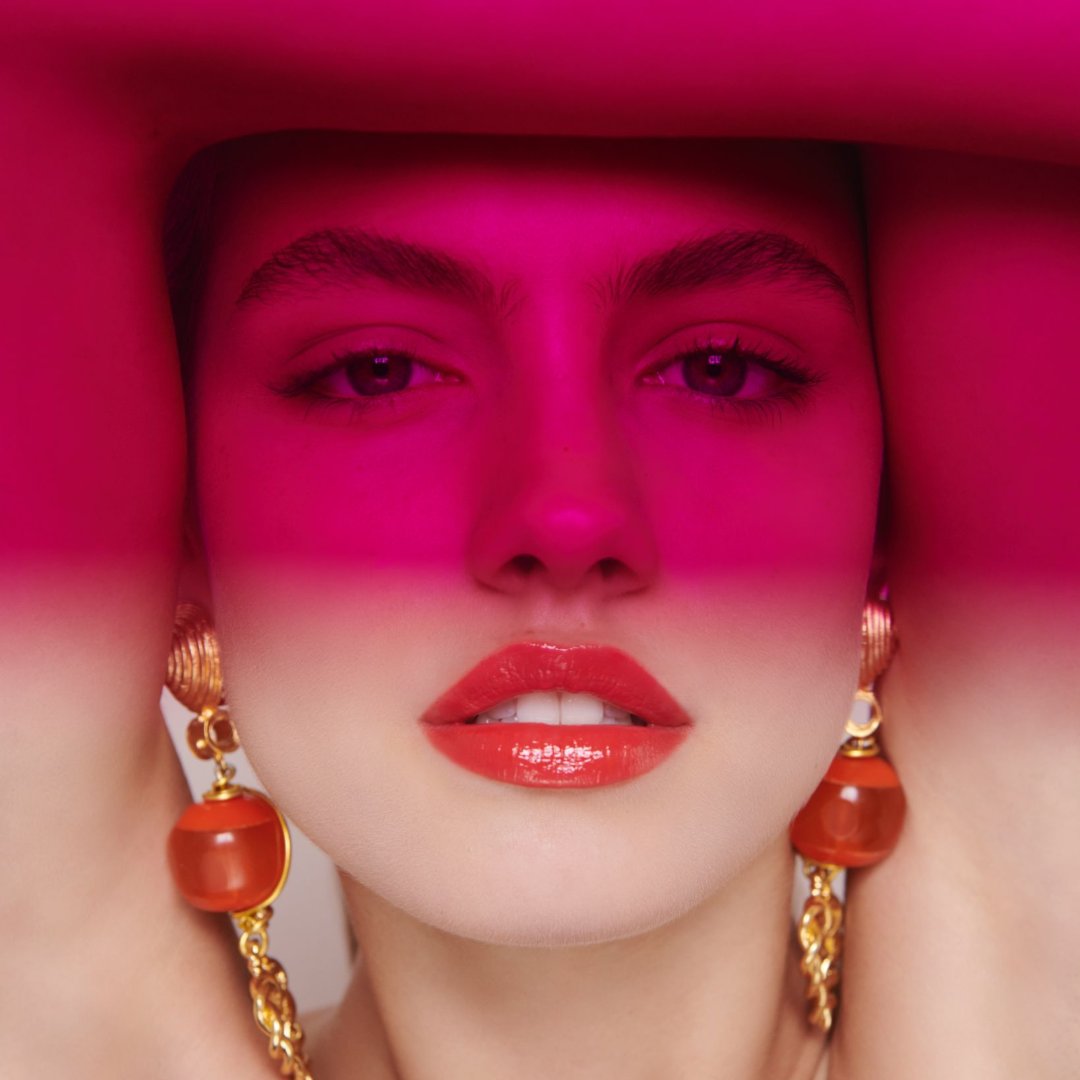 This week, Signature's blog focuses on Nicky Weir, a Deaf Makeup Artist whose career highlights include working with Amy Winehouse and working in breath-taking locations across the world.

signature.org.uk/nicky-weir-a-b…