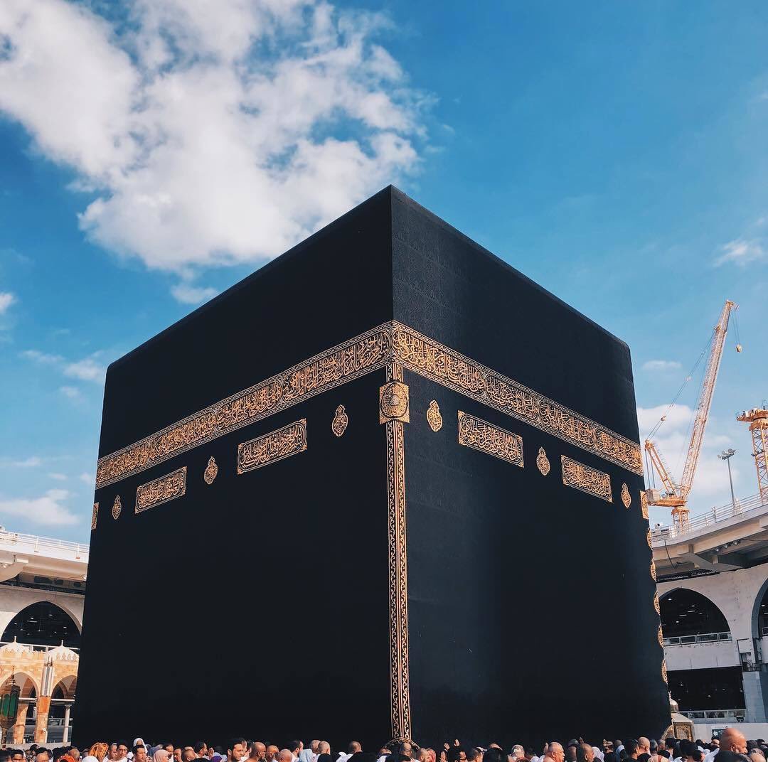 أسْتَغْفِرُ اللهالَّذِي لا إلَهَ إِلأَهْوَ، الحَيُّ القَيُّومُ
وَأتُوبُ إِلَيْهِ.