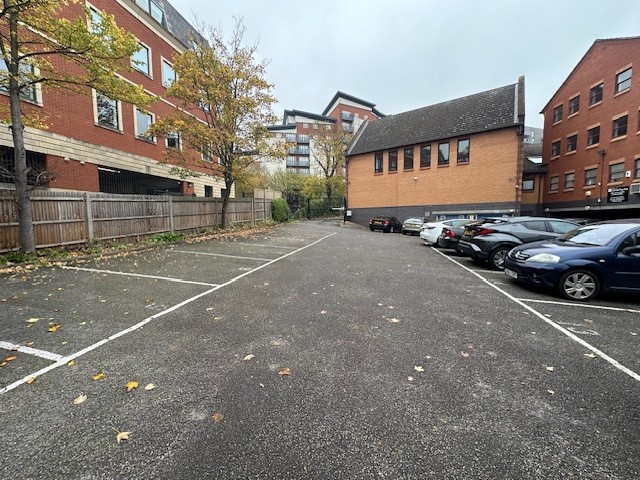 Office to let 
Slough  
Prominent modern 800 sq ft (74.34 sq m) first floor office with  parking for 3 cars. Available on a new lease at £12,500 pax 
shorturl.at/nLYmt