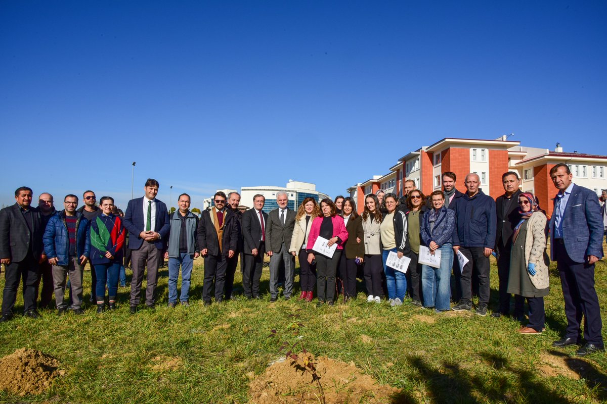 🌱🌳 Üniversitemizde akademik ve idari personelimiz tarafından 100 adet fidan toprakla buluşturuldu! 🍃

Ayrıntılar ➡️ kastamonu.edu.tr/index.php/tr/b…

#YeşilKampüs #ÇevreDostu 
#KastamonuÜniversitesi