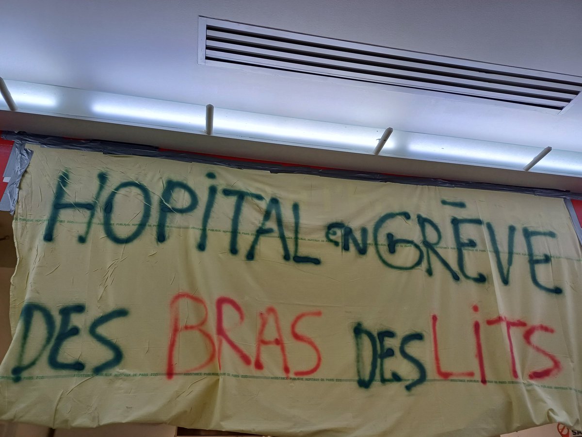 A Beaujon où la population est invitée à apporter un soutien visible et massif aux équipes hospitalières en grève depuis + de 3 semaines. 
🔴 Leurs revendications :
📌 Des bras
📌 Des lits
📌 Les moyens de soigner 
⚠️Les équipes font grève pour nous.
Les soutenir est une urgence!