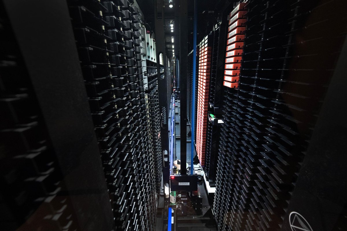 BrookhavenLab's tweet photo. Welcome to the nation's largest tape archive for data from nuclear and particle physics experiments. ๐ฅ๏ธโ๏ธ
Our Scientific Data and Computing Center now stores over 300 petabytes of data. That's six times more data than all of written history, from Sanskrit to today. #BrookhavenCS https://t.co/YEFqS0zTDD