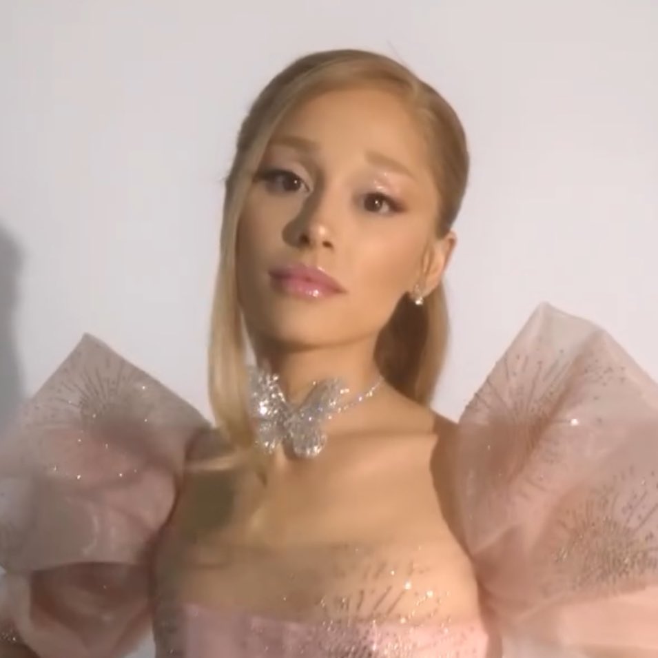 arianagrandebr's tweet photo. Em entrevista ao Las Culturistas, Ariana Grande falou sobre projetos futuros: 

"Vou dizer algo que vai assustar os meus fãs! Eu sempre farei coisas pop, prometo, mas não acho que vou fazer isso na mesma intensidade dos últimos 10 anos. Acho que amo atuar, amo teatro musical.”