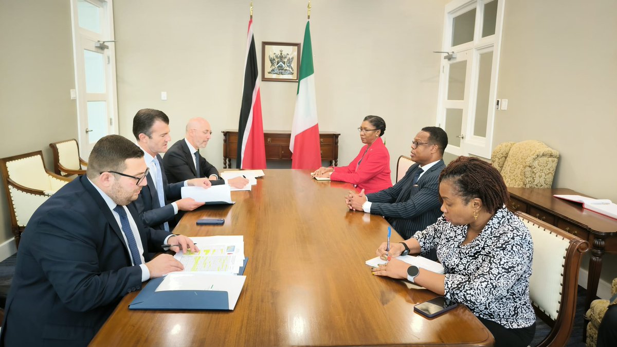ItalyMFA's tweet photo. Trinidad e Tobago | Il SdS @GiorgioSilli ha incontrato il Ministro degli Affari Esteri e #CARICOM, @AmeryABrowne. Confermata la volontà comune di rilanciare ulteriormente le relazioni bilaterali 🇮🇹🇹🇹 in ambito politico ed economico. https://t.co/MRvQBprJl5