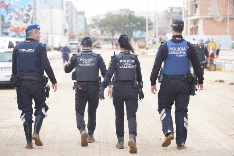 JosemaVallejo's tweet photo. Hay que empezar a decir, porque no se ha dicho, que mientras mandos de Policía Nacional y Guardia Civil aún debatían sobre cómo reaccionar en Valencia, ya había desplegadas dotaciones de Policía Local de toda la comunidad autónoma, y de otras, echando una mano y dando seguridad. https://t.co/3x0IDto7UY