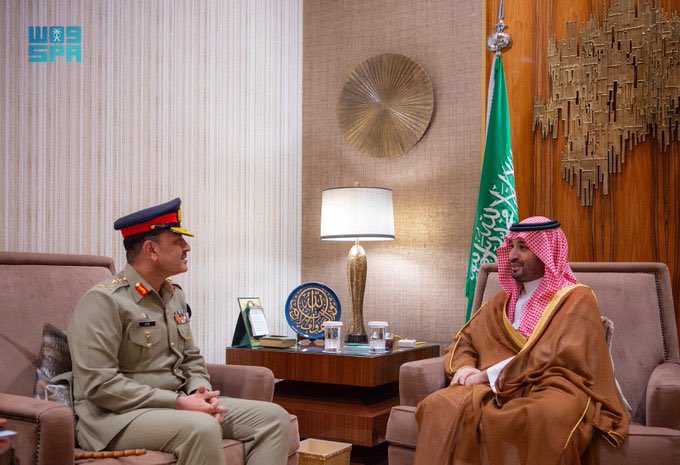 HRHMBNSALMAAN's tweet photo. سمو #ولي_العهد يستقبل قائد الجيش الباكستاني، ويستعرضان العلاقات الثنائية وفرص تطويرها خاصة في المجالات العسكرية، بالإضافة إلى بحث عدد من المسائل ذات الاه��مام المشترك.
https://t.co/i56QVRzWKv https://t.co/nhvWfYYRXt