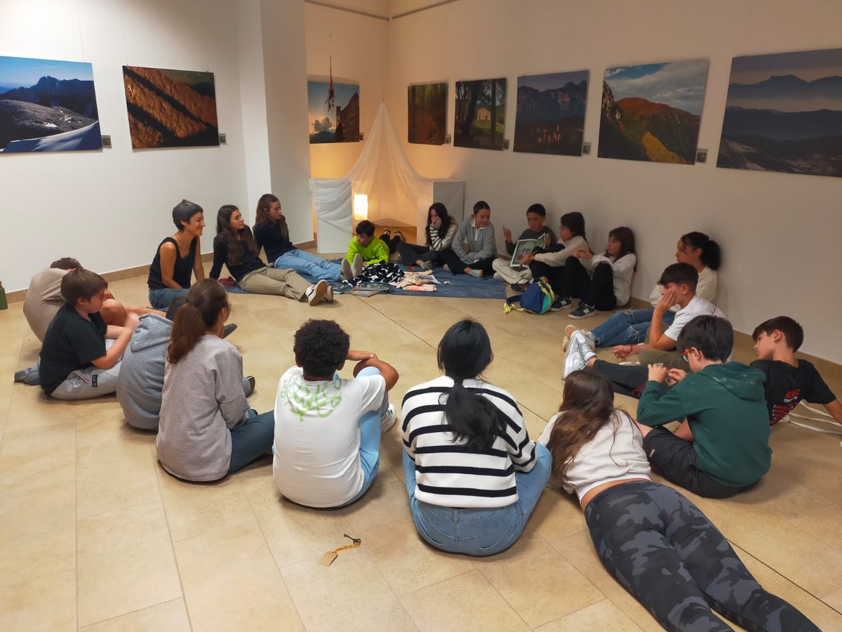 L'alumnat de 1rESO ha passat el matí a <a href="/bibliotecasav/">Biblioteca Joana Raspall i Juanola</a> per fer DeBAT A BAT, unes activitats on es viatja per l’art, la literatura i la filosofia 🎭📚Concretament han fet el taller de Somni o Desig, centrat en el desig com a  força motriu sobre la qual se sosté la vida 💪🤓🥰