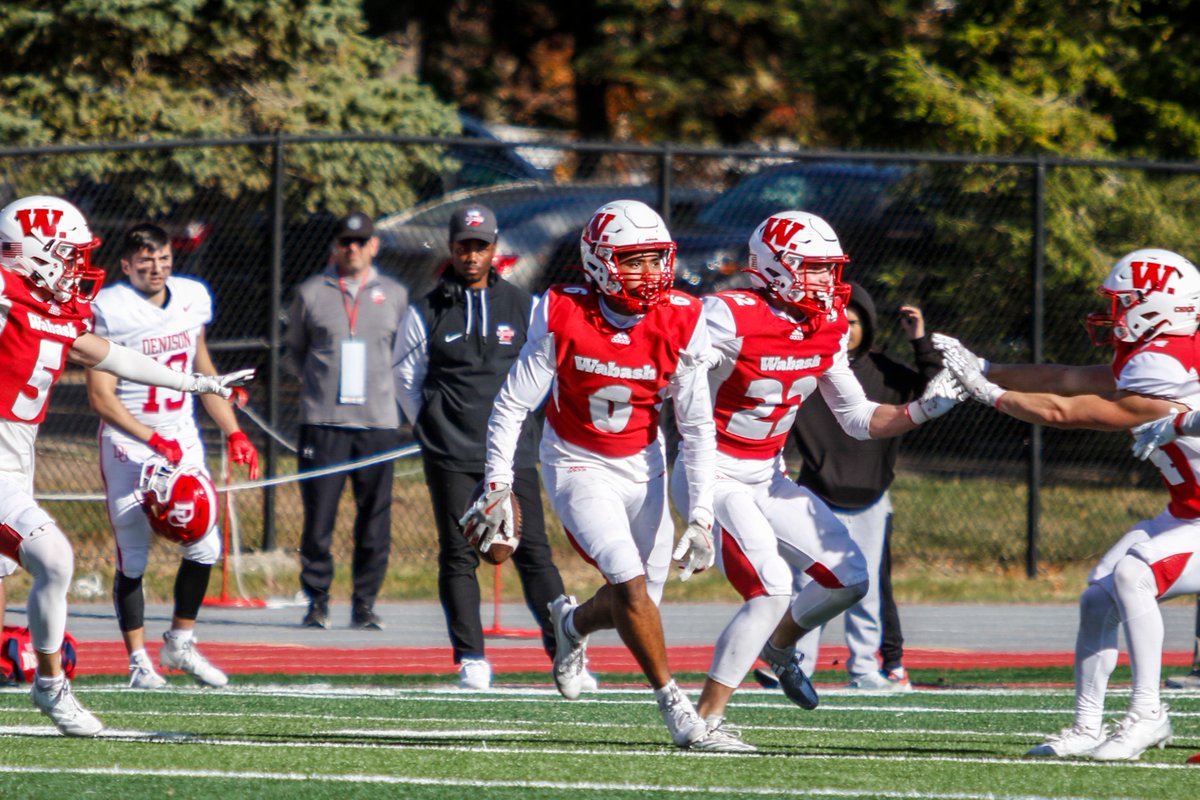 WabashCollege's tweet photo. WHAT A CATCH🏈 @WabashFB https://t.co/BbiTfovoaQ