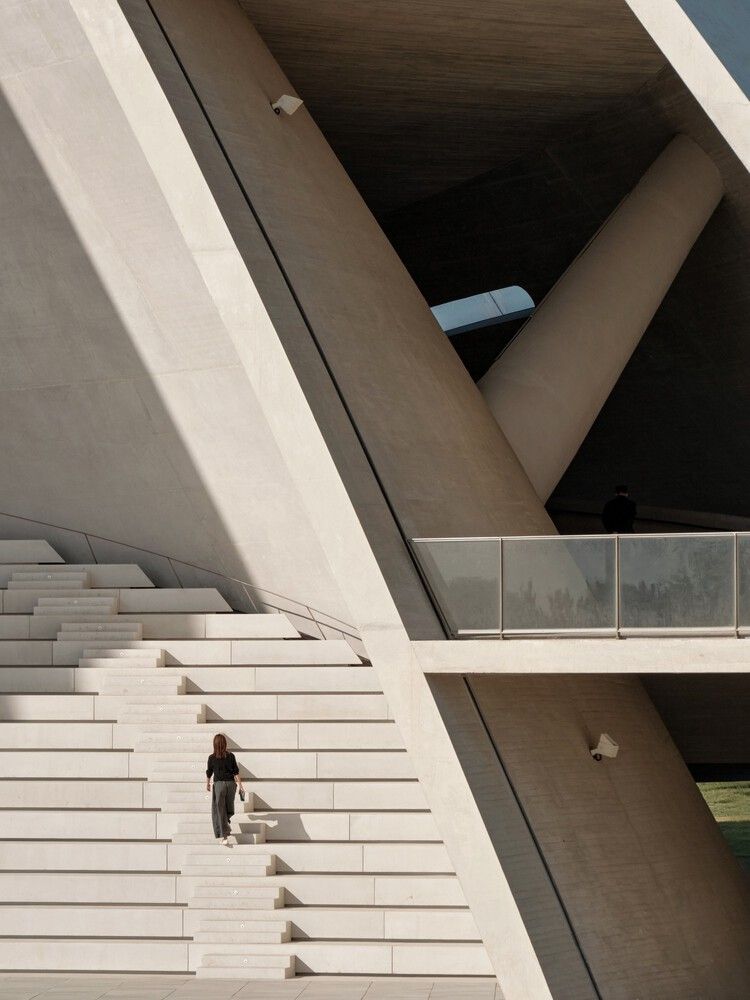 Designed by OPEN Architecture, Sun Tower is an oceanfront public cultural facility in Yantai Yeda Development Zone, featuring outdoor theater, digital exhibition spaces, library, café and bar ☀️

zurl.co/duEv

Photographs: Iwan Baan, Jonathan Leijonhufvud