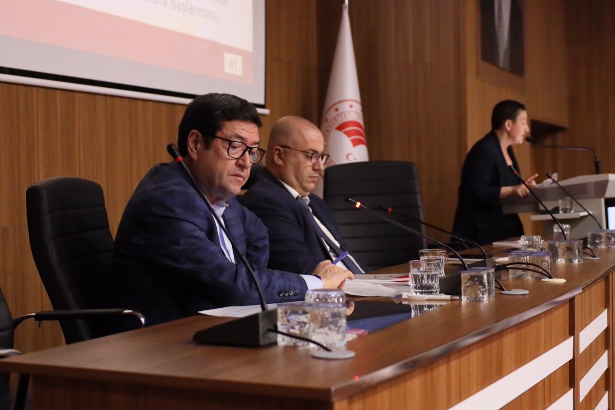 muglatarim's tweet photo. Vali Yardımcımız Murat Sarı başkanlığında toplanan Tarımsal Kuraklık İl Kriz Merkezi toplantısında, kuraklığın tarım üzerindeki etkilerini paydaş kurumlarımızla birlikte değerlendirdik, bir an önce alınması gereken tedbirleri görüştük.
@barissaylak @TCTarim @tcmuglavaliligi https://t.co/P7Z7WtGRz2
