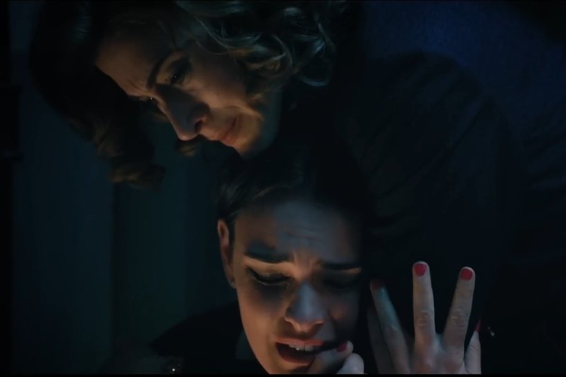 katrin_benson's tweet photo. always there to hold her baby in the darkest times 😭❤️‍🩹
#mafin https://t.co/kcX1V9vmoV