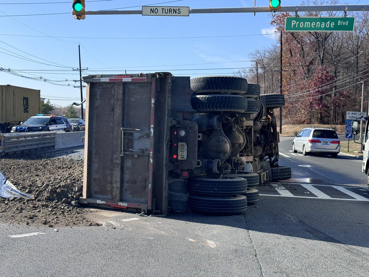 SoBrunswickPD's tweet photo. Traffic Alert - Crash on Route 1 at Route 523 causing heavy delays. Dump truck overturned spilling fuel and gravel on the highway. No injuries.
#traffic #Rt1 @NewJerseyDOT https://t.co/Uy7UOHnxAD