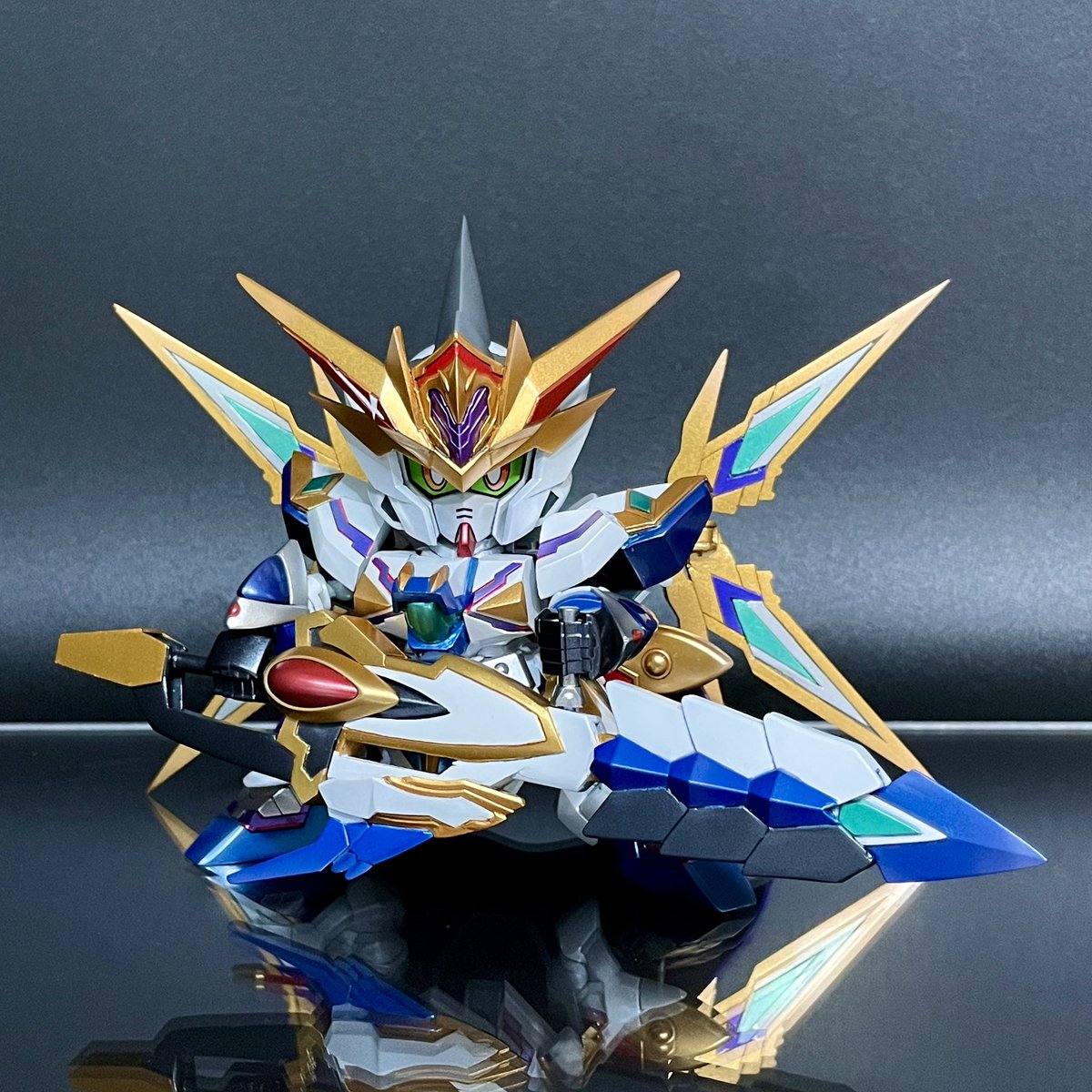 #SDビルドユニバース 

———
【月狂騎士ガンダムX魔王】
（モチーフ:ガンダムX魔王）

「これが、俺の…魔王剣だ！」

ジークジオンを地獄に縛り付けるため創造（ビルド）された存在。バーサル騎士、魔王、月の王子の力を持ち、騎兵をも薙ぎ倒す大剣【魔王剣】を振るう。
———