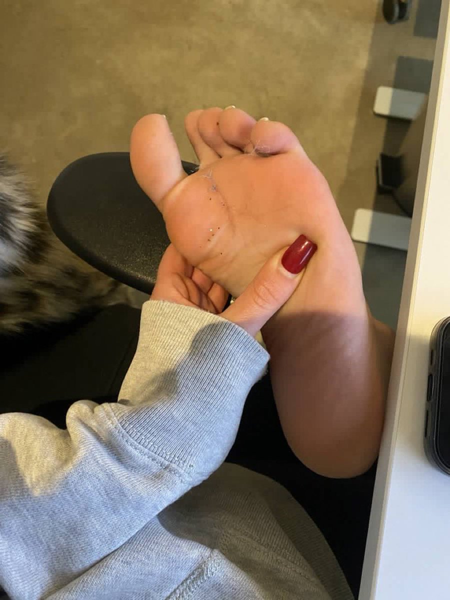 GlamorousQ88343's tweet image. Worship your goddess feet now 😈⛓️⛓️ #femdom #findomserve #sissyslut #sissys #paypig