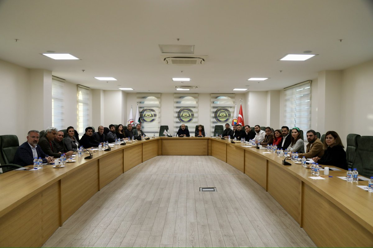 DiyarTSO's tweet photo. Odamız Meclis Başkanı @nevin_il ve Yönetim Kurulu Başkanı @kayadb, Meslek Komite Başkan ile Başkan Yardımcılarıyla bir araya gelerek,  sektörlerindeki mevcut durum değerlendirilmesi ve sorunların çözümüne yönelik görüş alışverişinde bulundular. https://t.co/nycVrdopOL