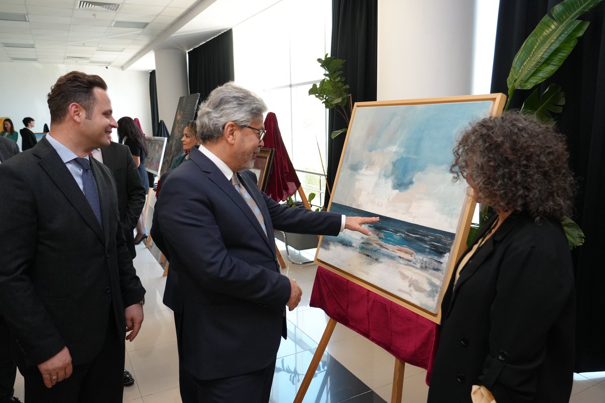 Açılış programının ardından Bakan Yardımcımız Sayın Dr. Ömer Faruk YELKENCİ, Valimiz Sayın Dr. İdris AKBIYIK, İl Millî Eğitim Müdürümüz Sayın Emre ÇAY ve ilimiz protokolü “Maarifin Öğretmenleri Karma Resim Sergisi”ni gezerek öğretmenlerimiz tarafından resmedilen birbirinden