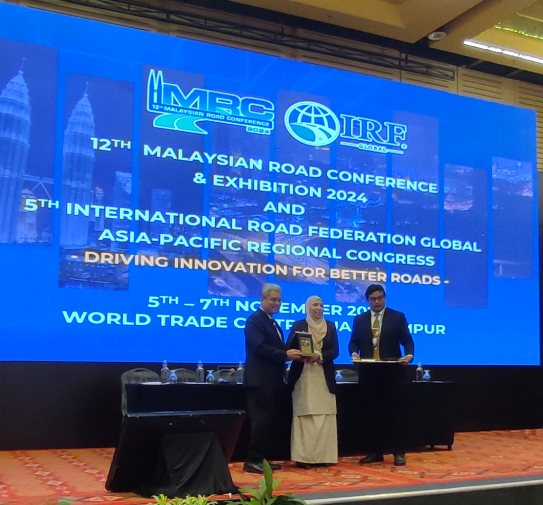 06.11.2024 (Rabu) - Sbg Keynote Speaker dgn tajuk 'Sustainable Road Development : Paving the Way to a Greener Future' kpd hadirin 12th MRC &amp; Exhibition. Bercakap  keperluan sustainability, innovation &amp; digital transformation.
<a href="/moworksmy/">Kementerian Kerja Raya Malaysia</a> 
<a href="/IPJKR_Official/">JKR Malaysia Rasmi</a> 
<a href="/RoslanisE/">Roslan bin Ismail</a> 
<a href="/Shahrom_007/">Mohd Shahrom</a>