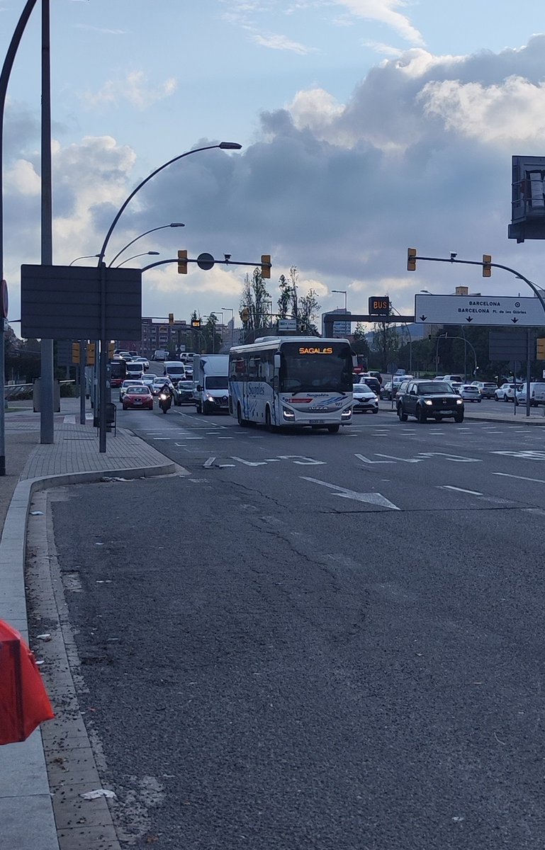 _Laura_Rodrigue's tweet photo. @sagalesbus me podéis explicar por qué cada día en Av Meridiana-crta Ribes en vez de parar un 320 pasa este bus en la misma dirección y no para? Cada día me tiro 40 min esperando un bus! https://t.co/6B0sZo66Ib