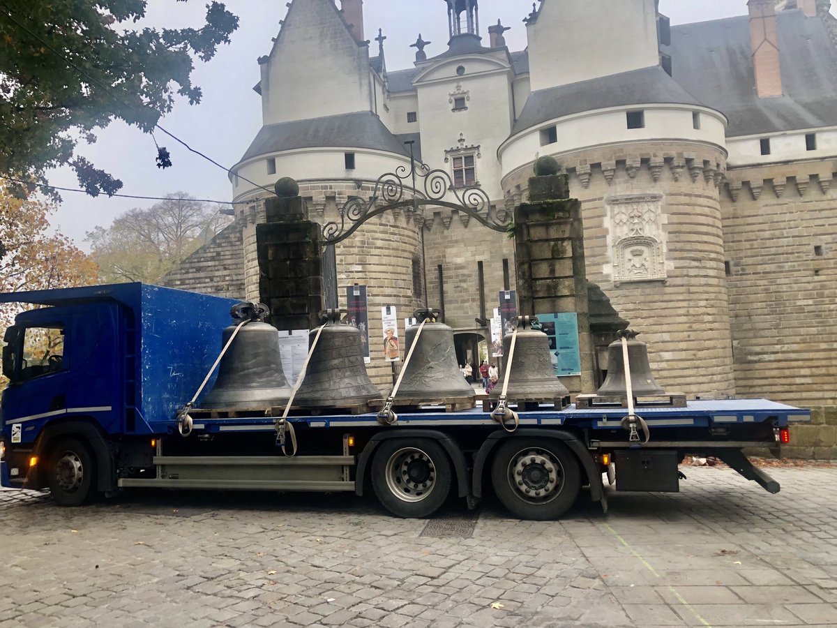 Cinq cloches 🔔 🔔🔔🔔🔔 sont arrivées ce mercredi au château des ducs de #Bretagne à #Nantes. Elles ont été installées dans les douves et sonneront une partition imaginée par Dominique Blais du 23 novembre au 5 janvier dans le cadre du Voyage en Hiver ❄️ ⁦<a href="/presseocean/">Presse Océan</a>⁩