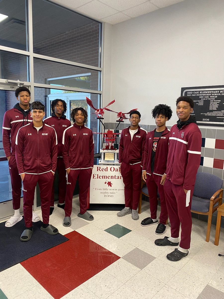 ROHSbasketball's tweet photo. Thank you @RedOakElem for allowing our boys to do the car lines this morning!!! They had a blast!!! #32minsofpressure @rohighschool @roisdathletics @ctasra @redoakisd https://t.co/Vr8Zxuf9JF