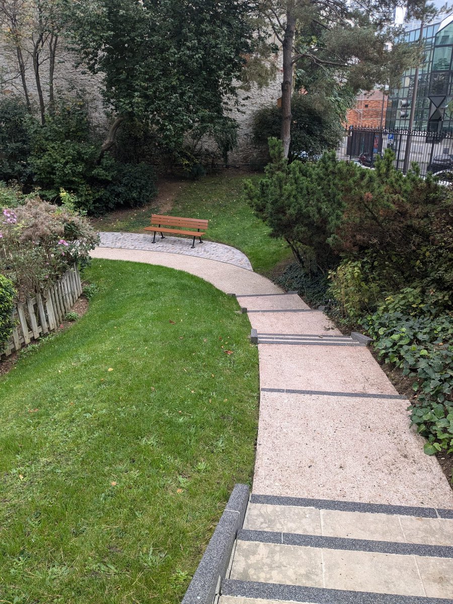 coachouicoachv2's tweet photo. Je suis allé faire un repérage aujourd'hui pour un lieu d'entraînement dans le sud de Paris. Je suis toujours fasciné par la construction des parcs intra-muros.

On est très souvent sur des endroits étriqués où nos mouvements sont circonscrits de par l'agencement des lieux.

1/10 https://t.co/9wxfvz1l3X