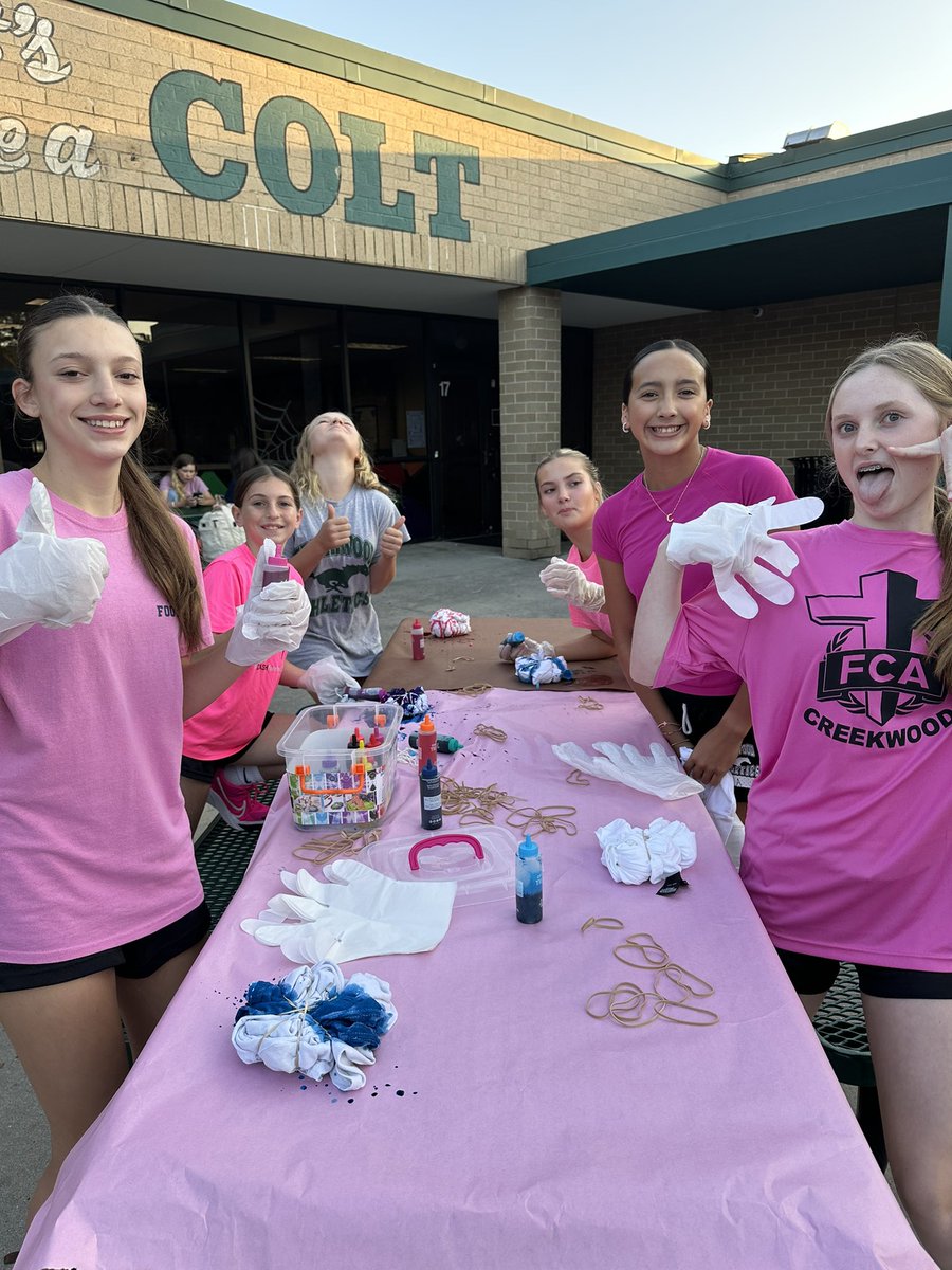 KatyGodby's tweet image. Lady Colt TEAM BUILDING! 💚 🐴 🏀 It was so fun to come together to make tie dye practice uniforms for Fridays! Such a fun group of girls! @HumbleISD_CMS @CMSLadyColt_Ath