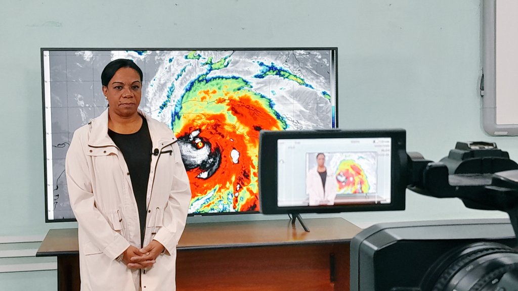 La vice primera ministra <a href="/InesMChapman/">Inés María Chapman Waugh</a> alerta sobre los peligros del azote del huracán Rafael a #Cuba. Destacó que lo principal es proteger las vidas.
.
.
#PreparadosyAlertas