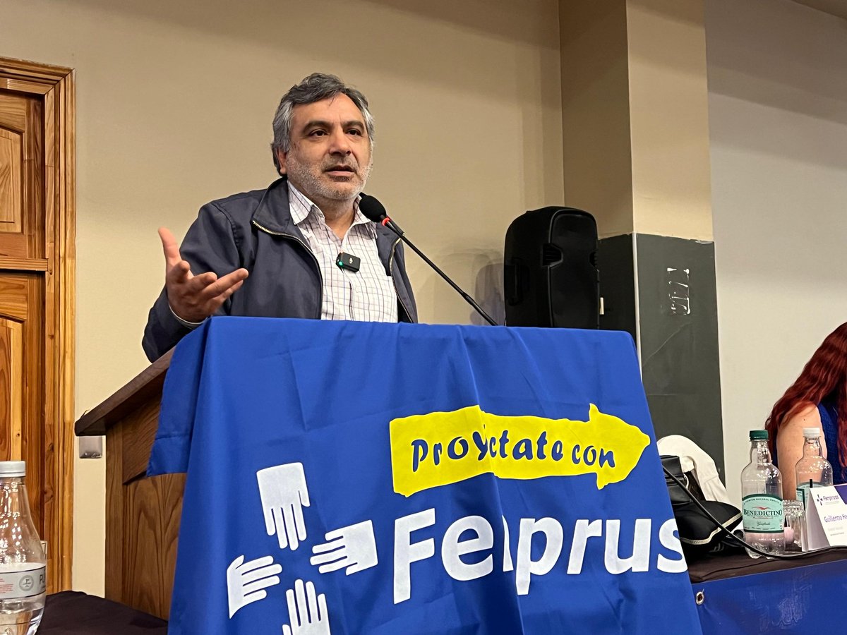 Fenpruss's tweet photo. #AsambleaFenpruss 🔵 En nuestra asamblea nacional recibimos a Pedro Ramírez, director de @ciper, quién nos habla sobre los medios de comunicación y su rol en la política. 👇🏽 https://t.co/uXmYjh1z1C
