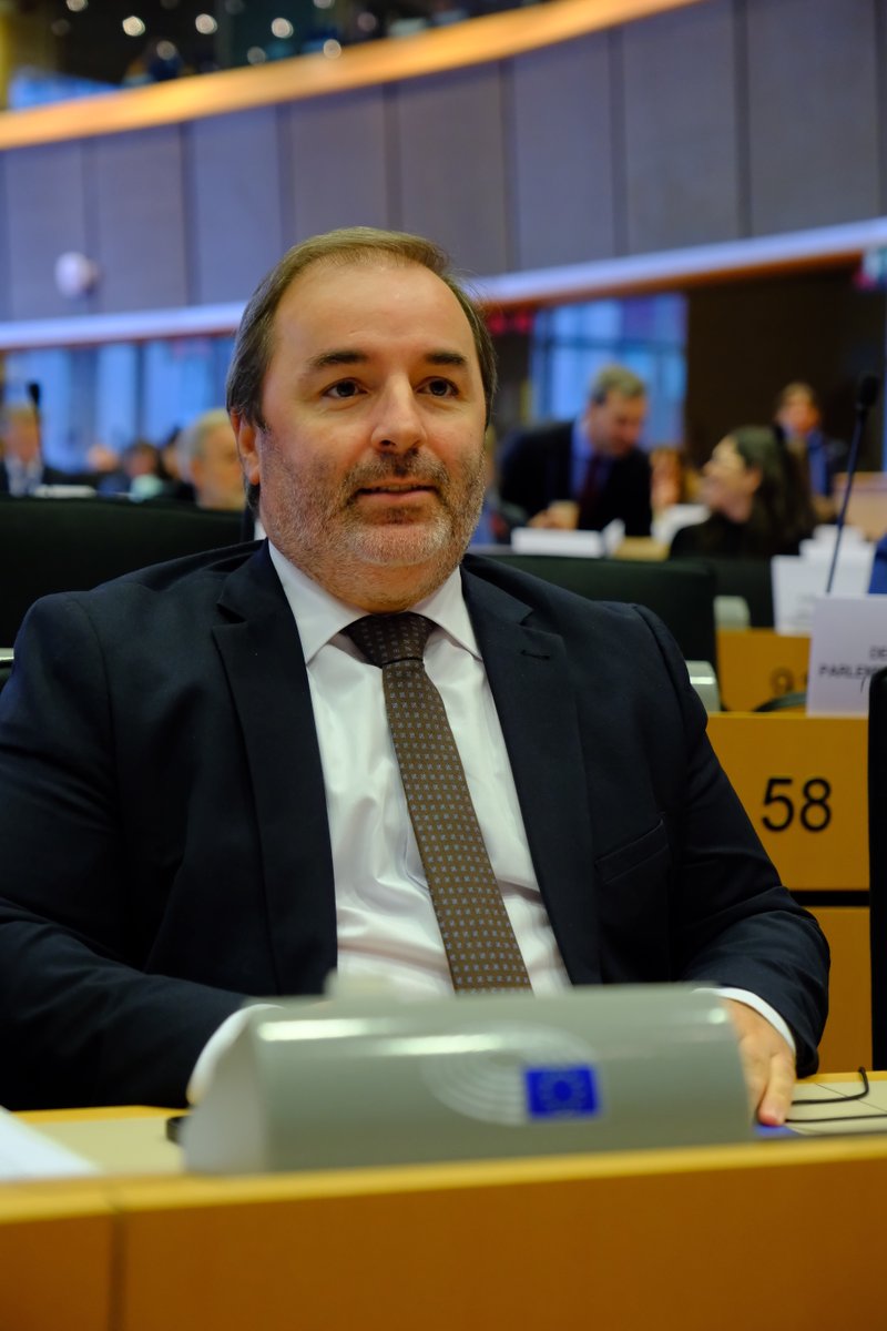 The challenges facing fisheries in outermost regions include:
➡️Quotas
➡️Financing
➡️Red tape
➡️Lack of generational renewal

Paulo do Nascimento asks #Kadis if he is prepared to contribute to strengthening the sector and renewing its fleet while maintaining sustainability.