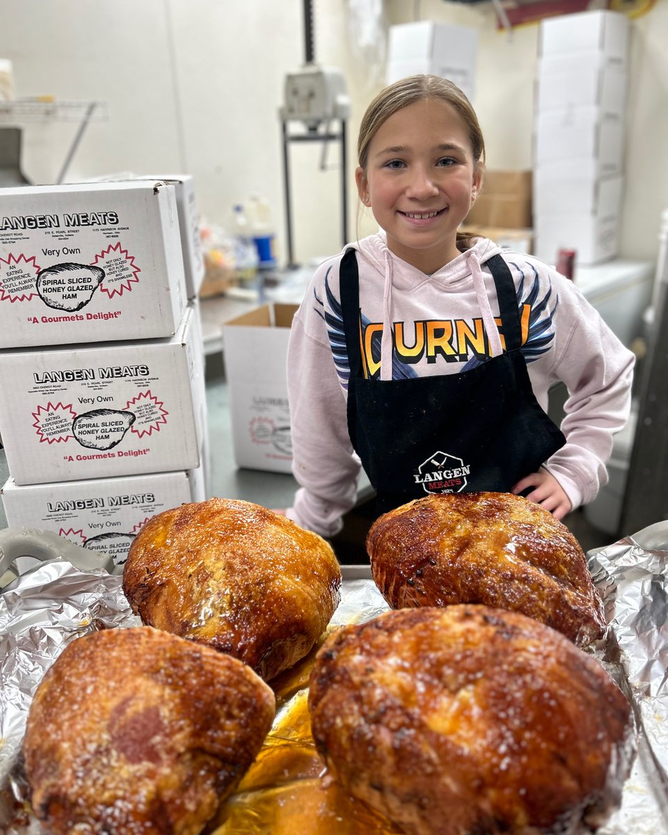 LangenMeatsIN's tweet image. 🍯🍖 Honey-glazed heaven awaits! Our in-house glazed hams are ready for your holiday table. And don't forget, we've got turkeys too - white, dark, or mixed meat to suit every taste. Swing by Langen Meats and make your feast unforgettable!